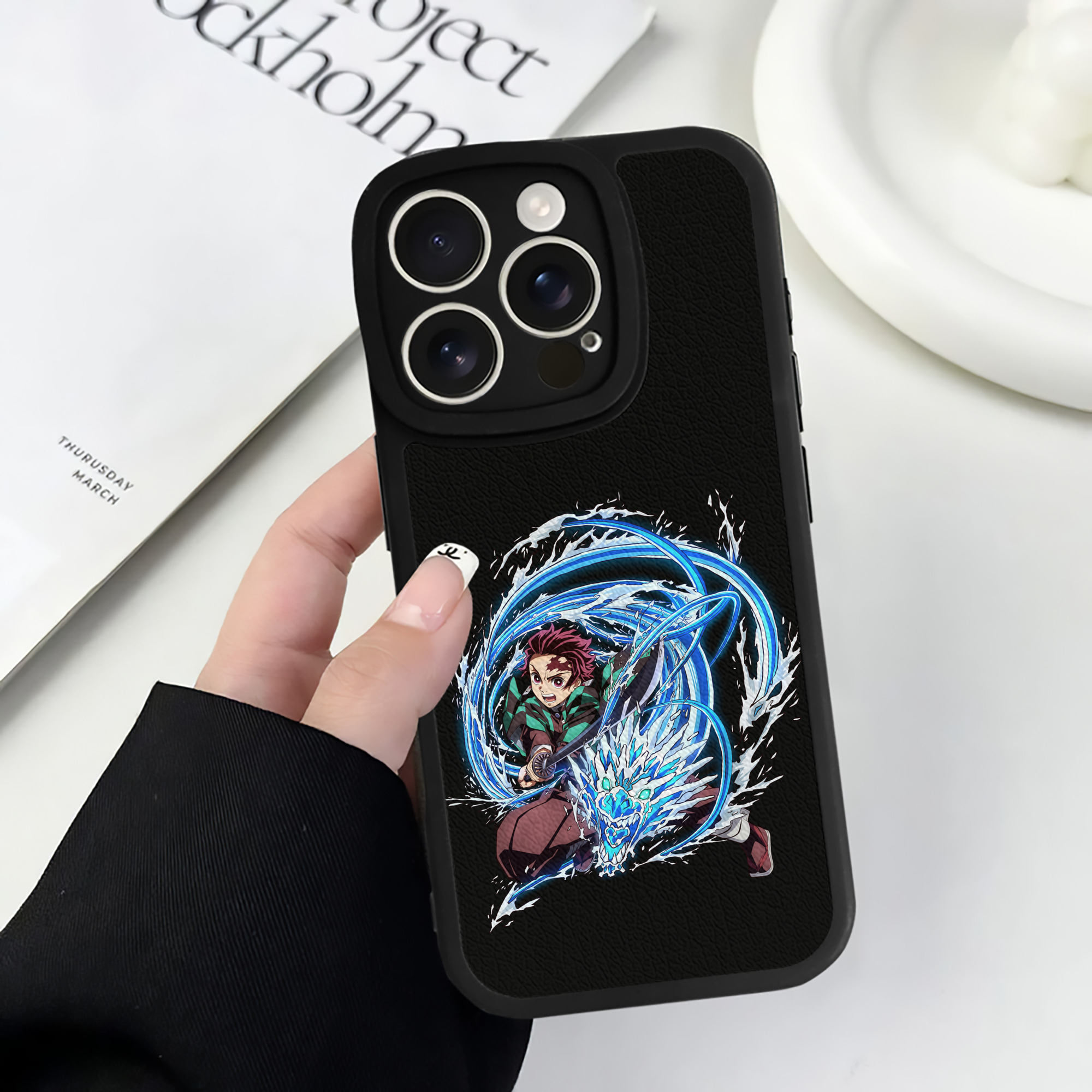 （画像用） 鬼滅の刃 竈門 炭治郎／かまど たんじろう Kamado Tanjirou 【iPhone 16シリーズ対応】シリコンスマホケース（レザー調） 材質：シリコン